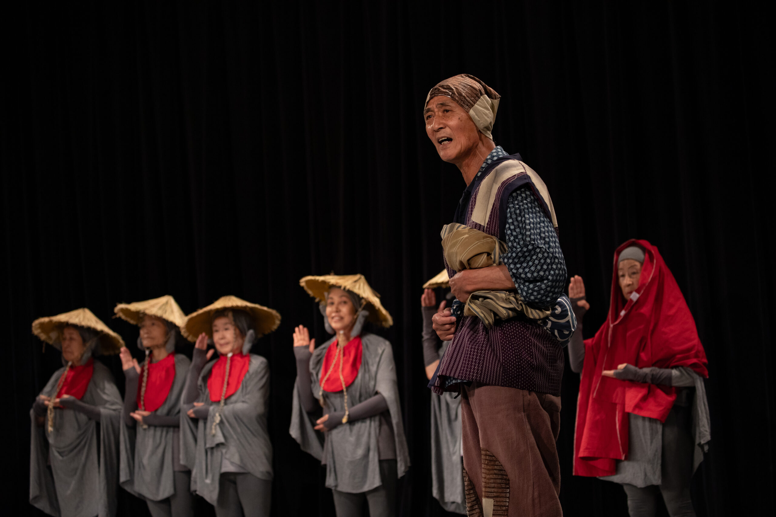横須賀シニア劇団第6回公演「かさじぞう」の公演写真。爺様の後ろにかさじぞうが6名並んでいる。