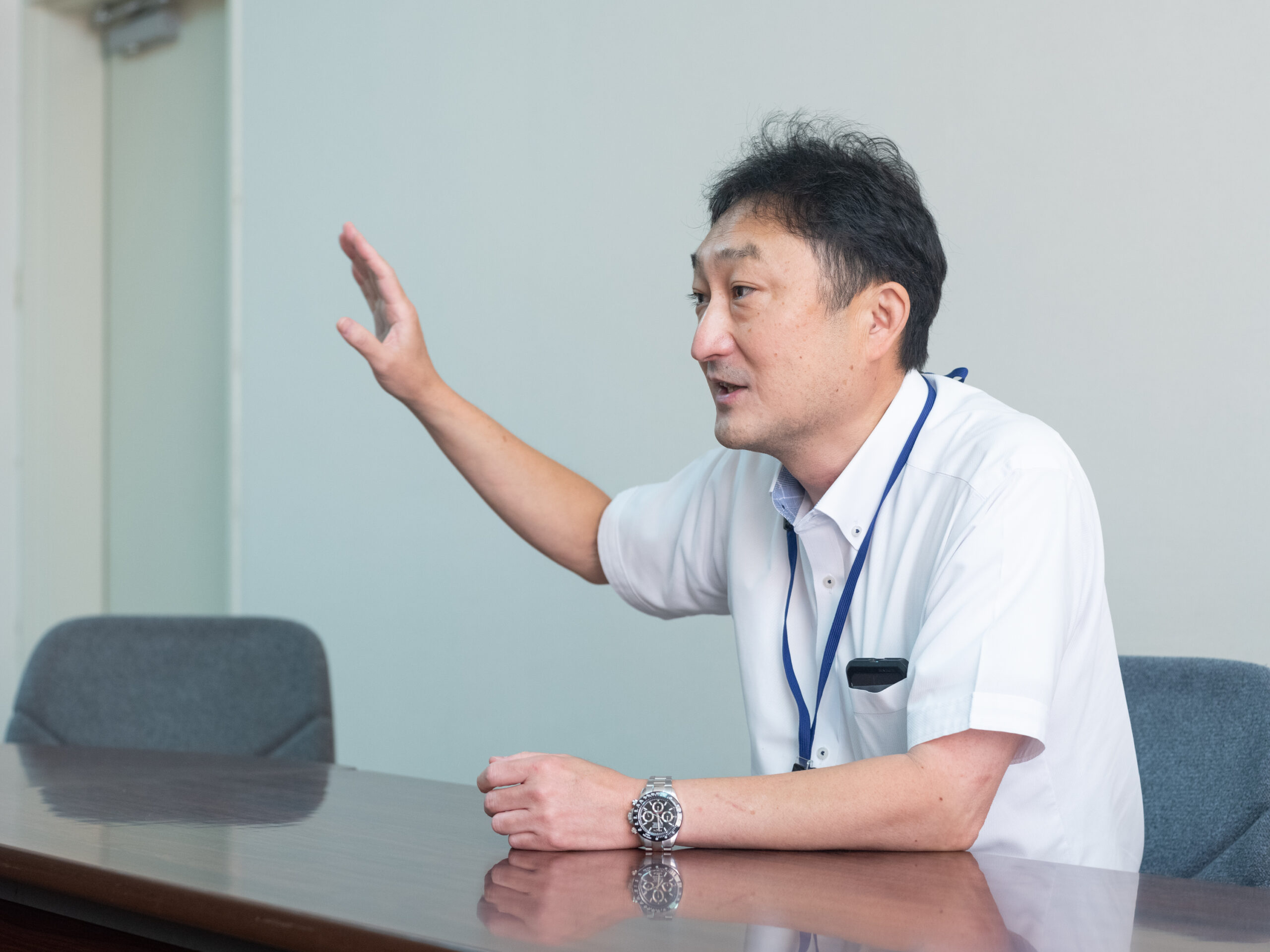 茅ケ崎支援学校校長・柏木雅彦先生が取材に受答えている様子。
