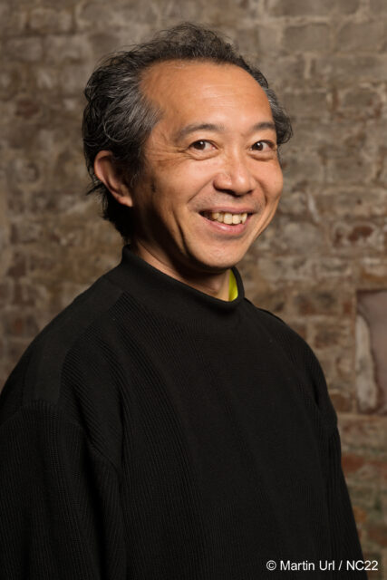 現代影絵の専門劇団「劇団かかし座」の飯田周一さんのアーティスト写真。
