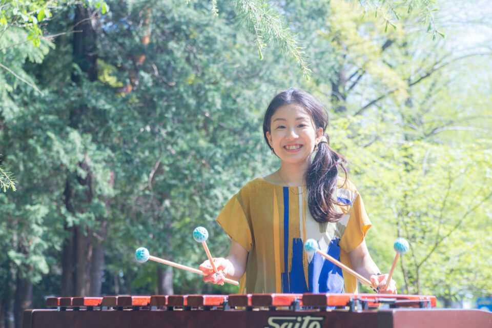 打楽器奏者・若鍋久美子さんのアーティスト写真。