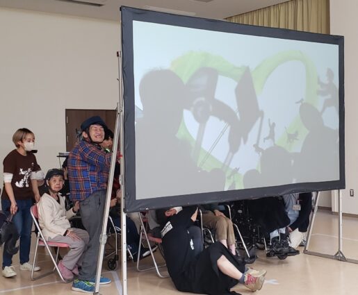 やまゆり園×劇団かかし座「影絵であそぶ」の様子